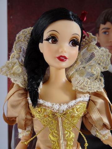 muñeca fairytale blancanieves dorada especial